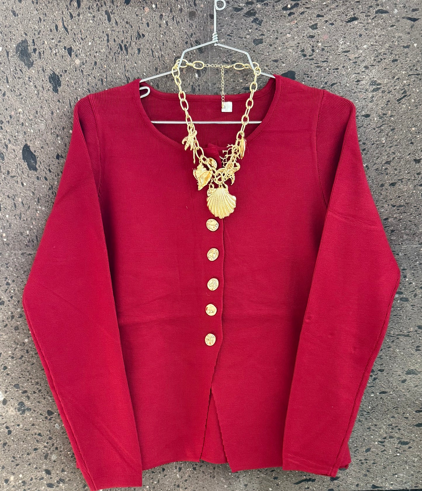 Sweter botón rojo