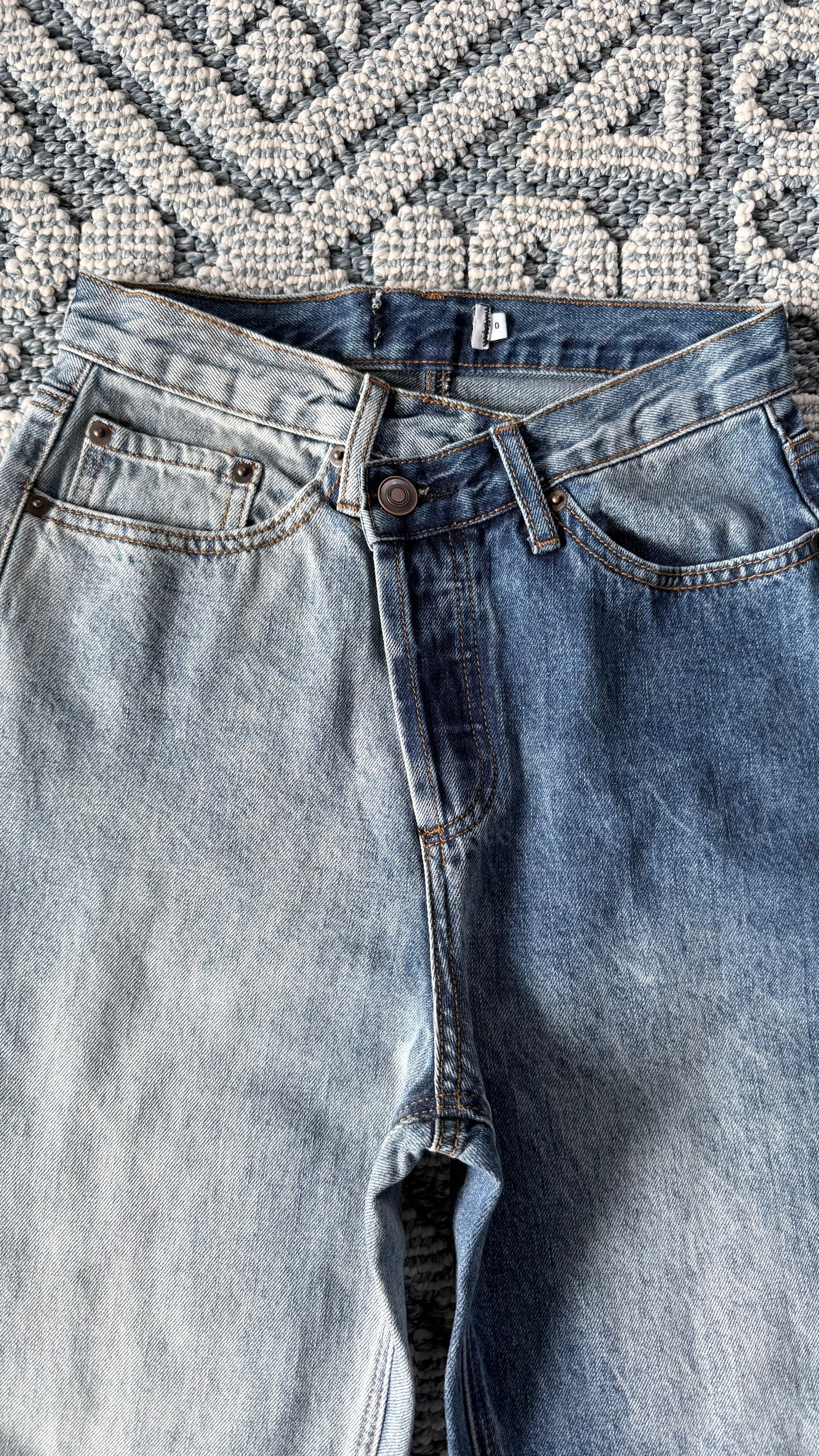 Jeans pretina cruzada bicolor no stretch