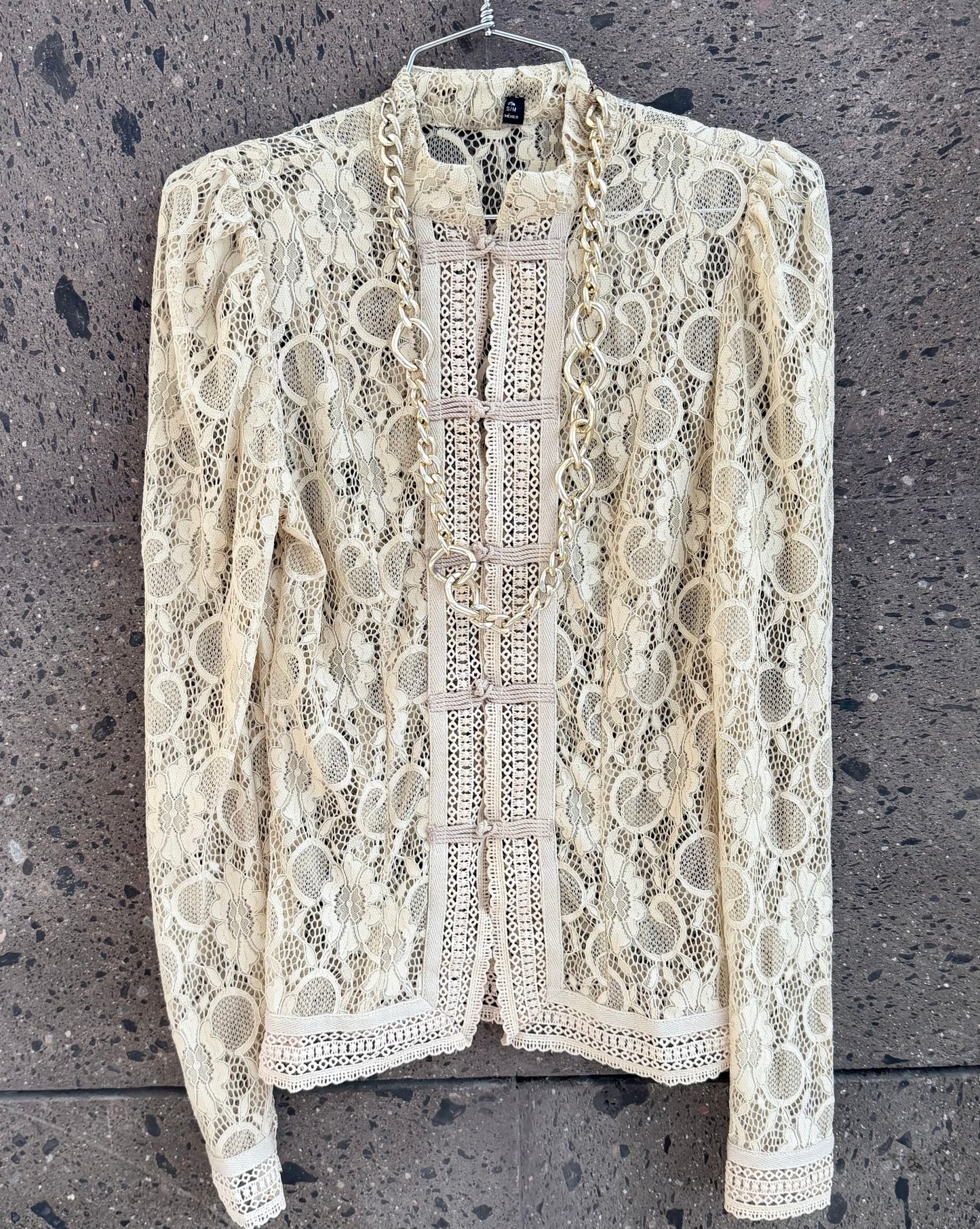 Chamarra Napoleón encaje beige