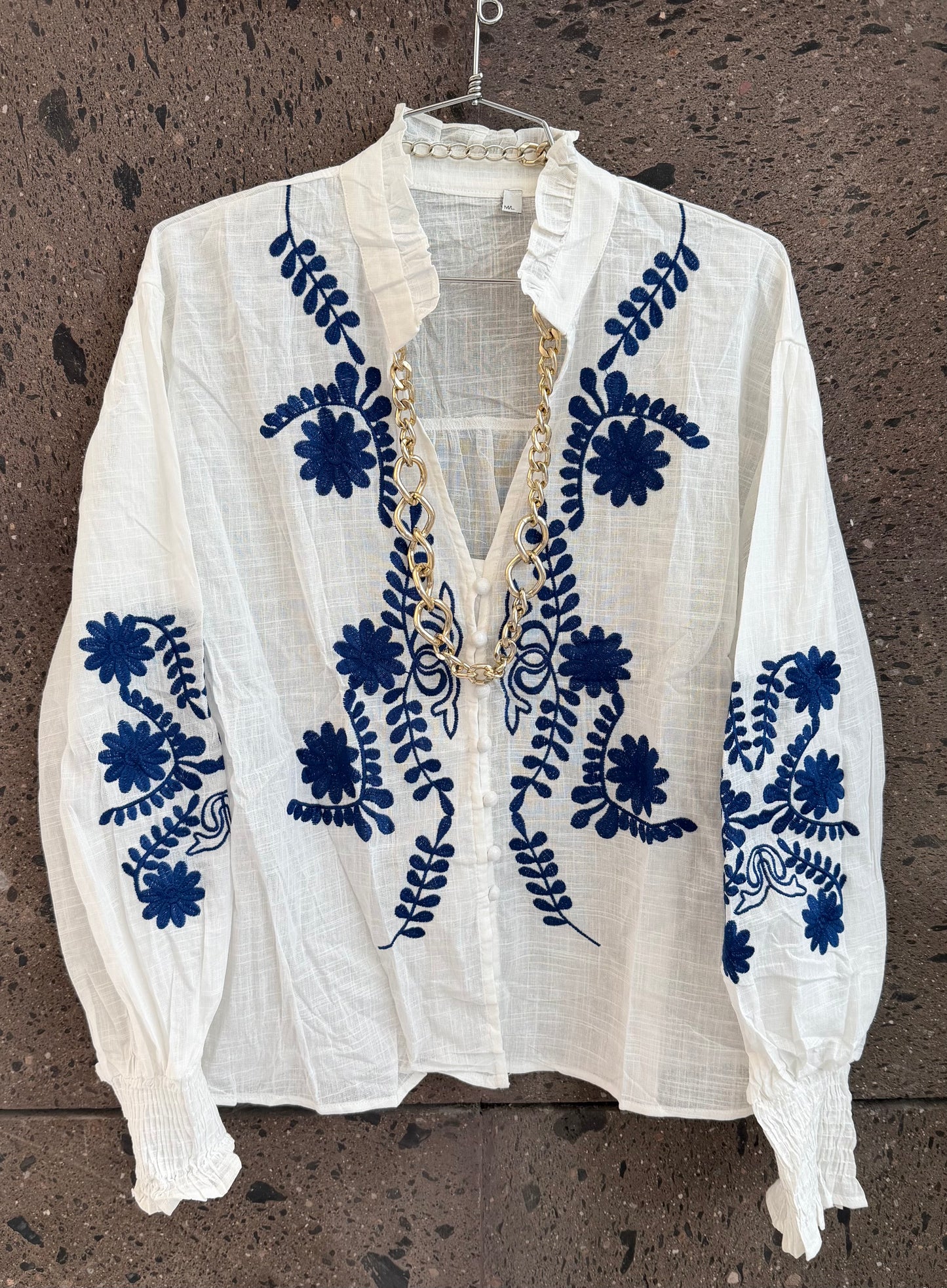 Camisa bordada blanca con azul
