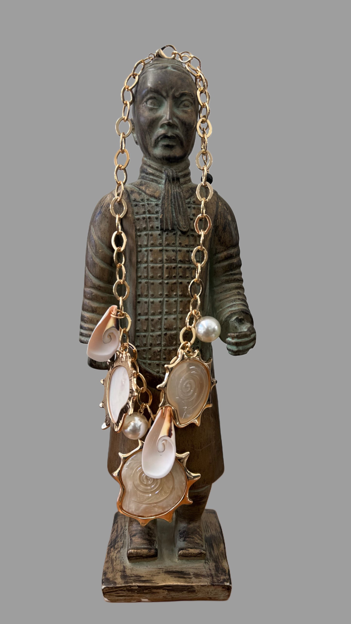 T Collar corto conchas nacaradas