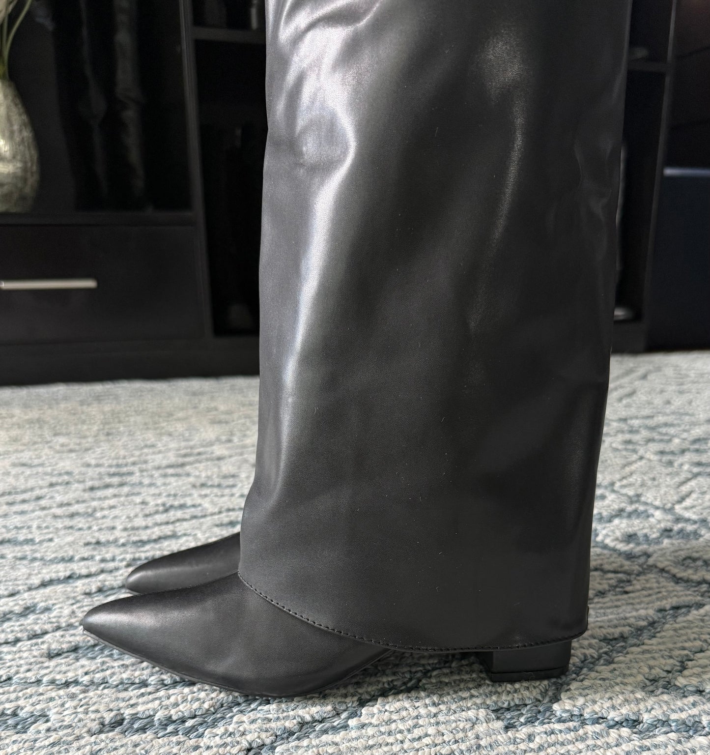 A Bota polaina negra