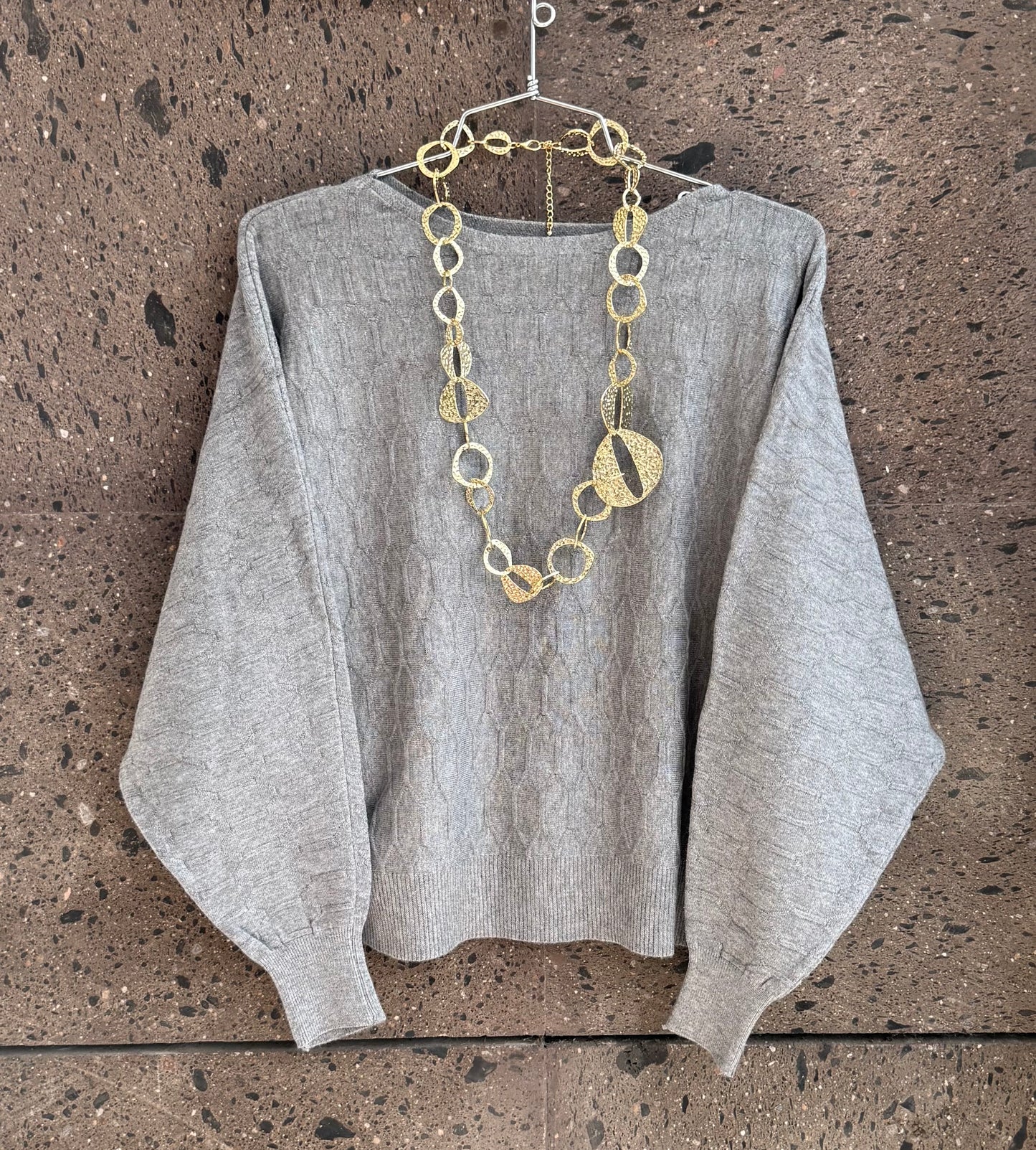 Sweter hombro caído gris