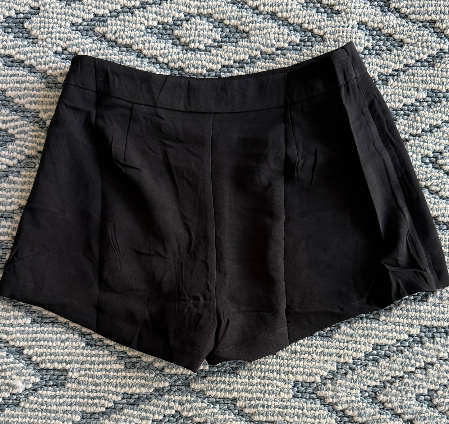 Falda short negra cruzada