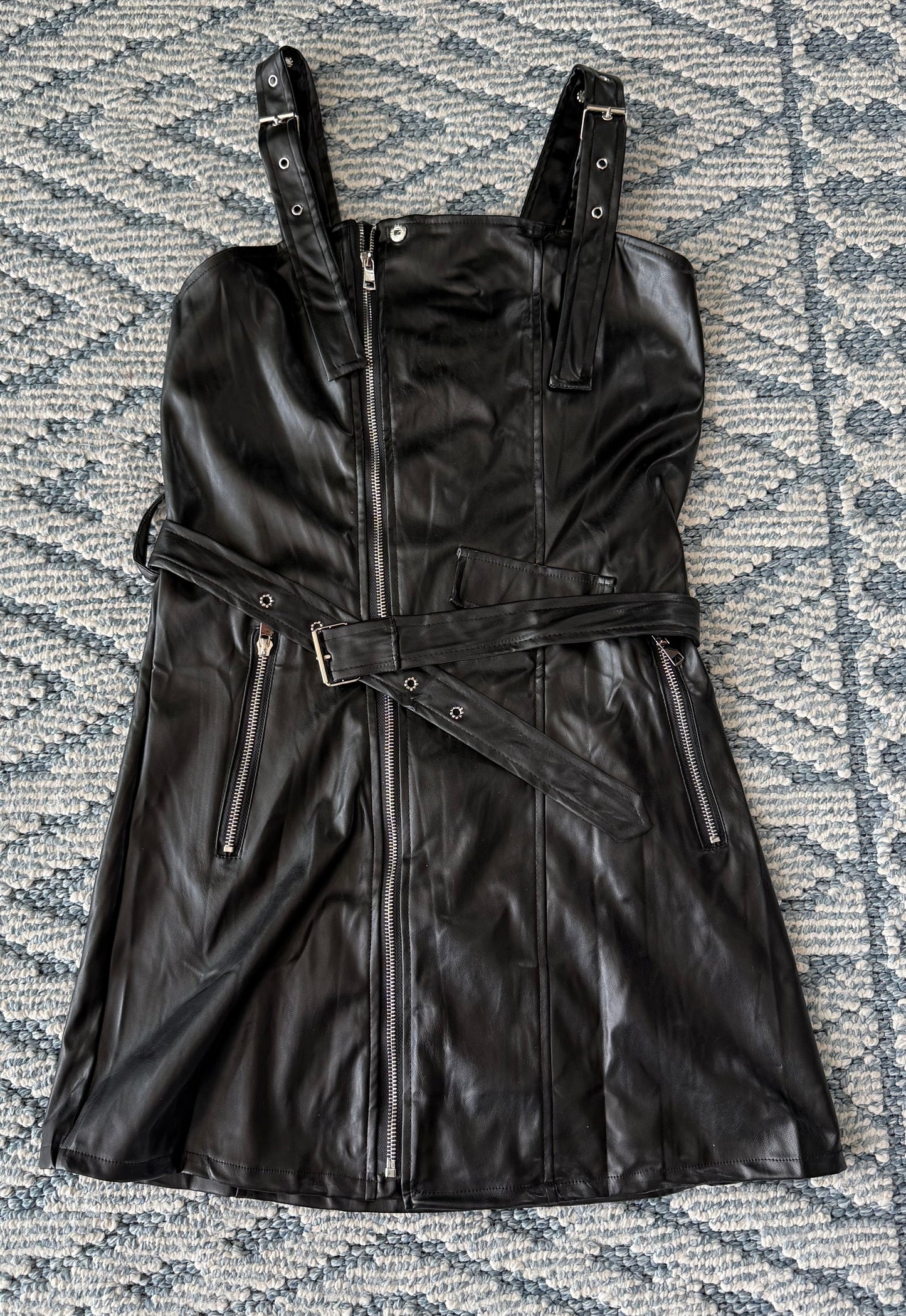 B Vestido vinipiel negro