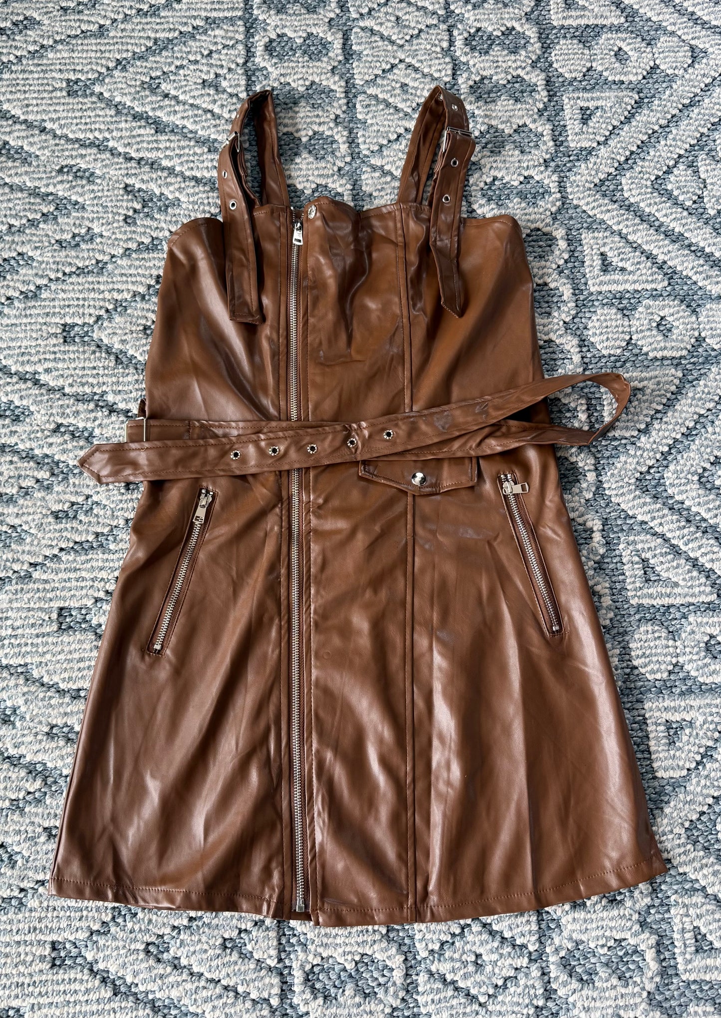 B Vestido vinipiel café