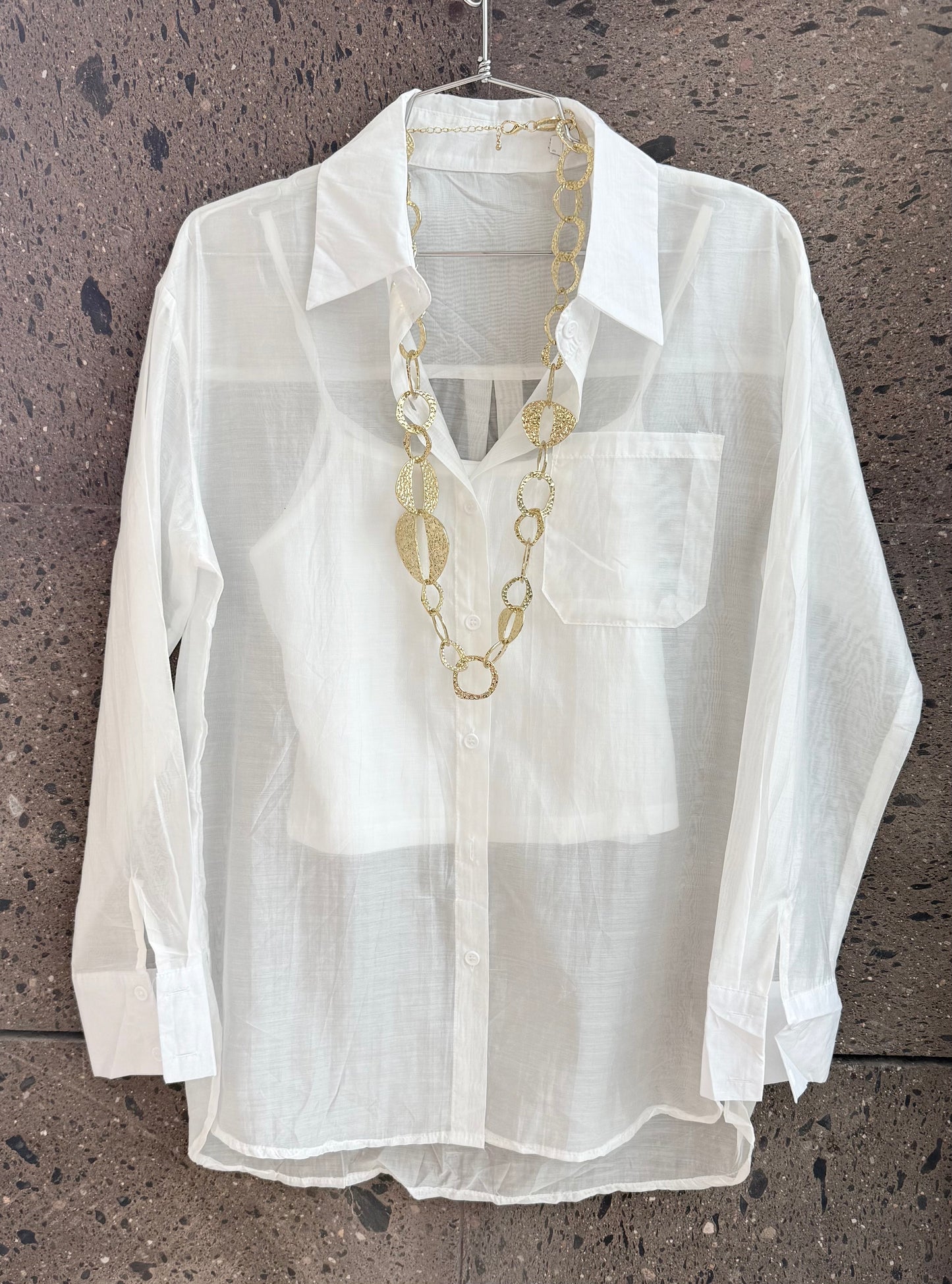 Camisa transparente con top blanca