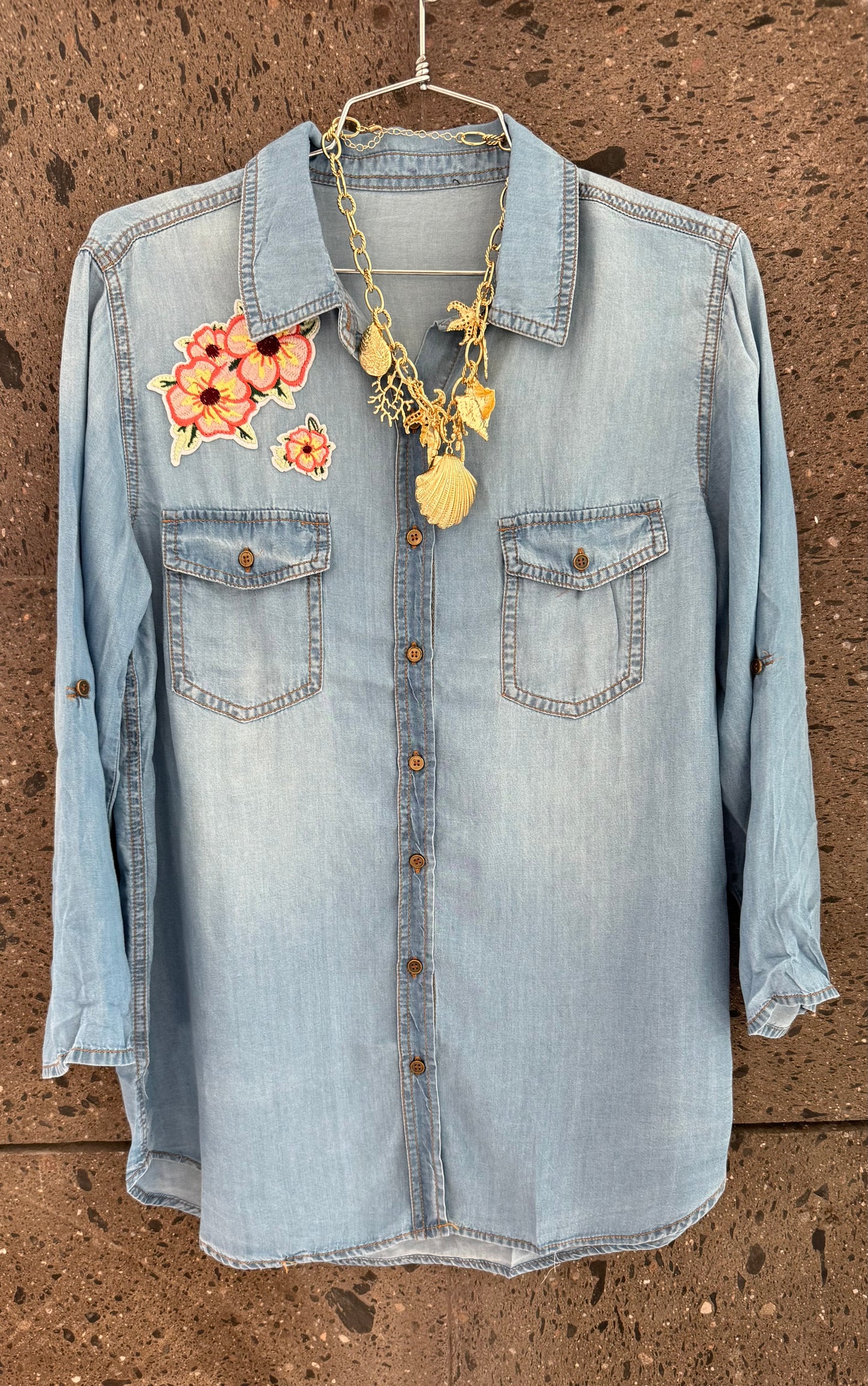 Camisa Denim flores rojas