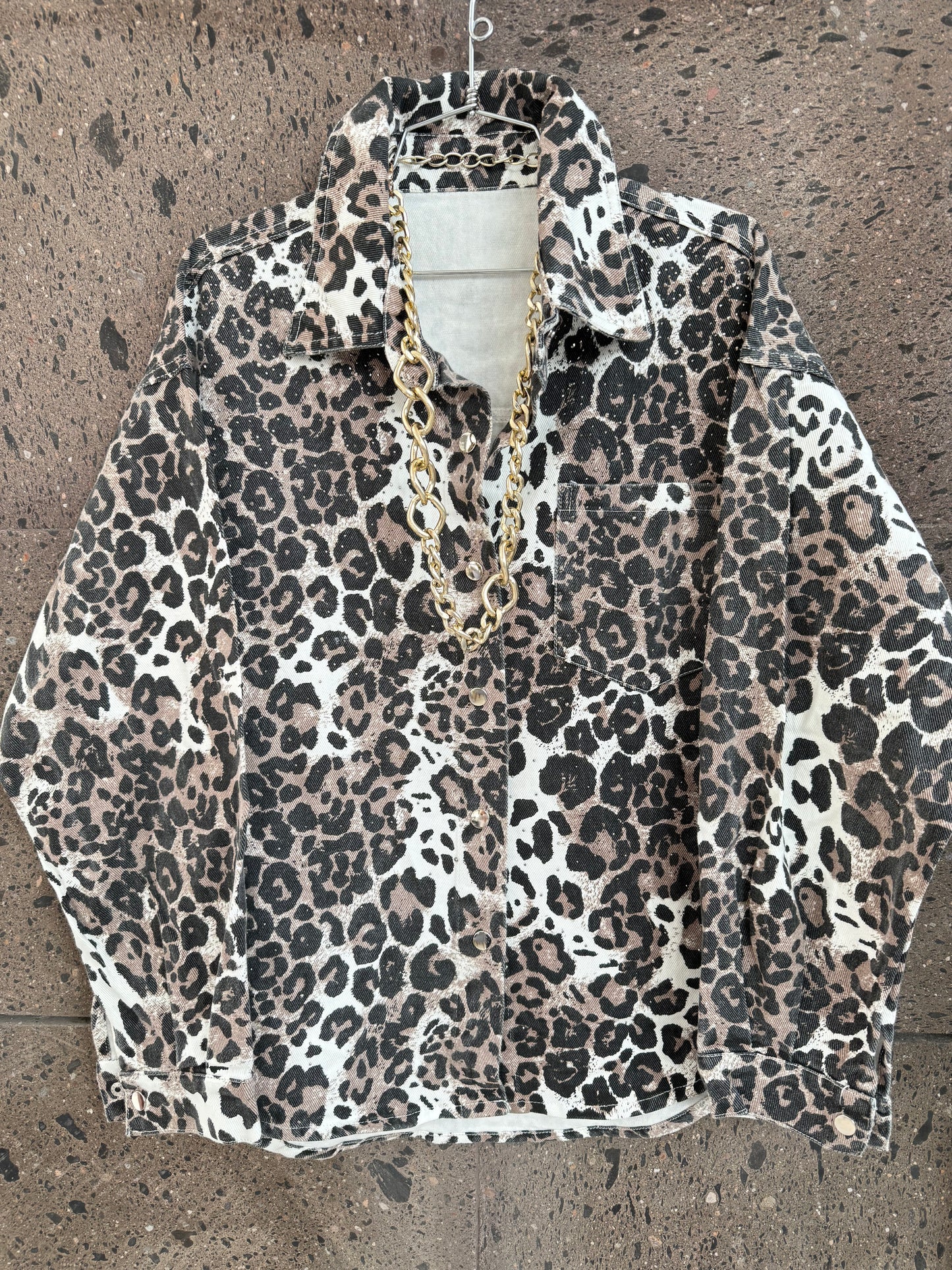 Camisa Denim brillos leopardo blanca