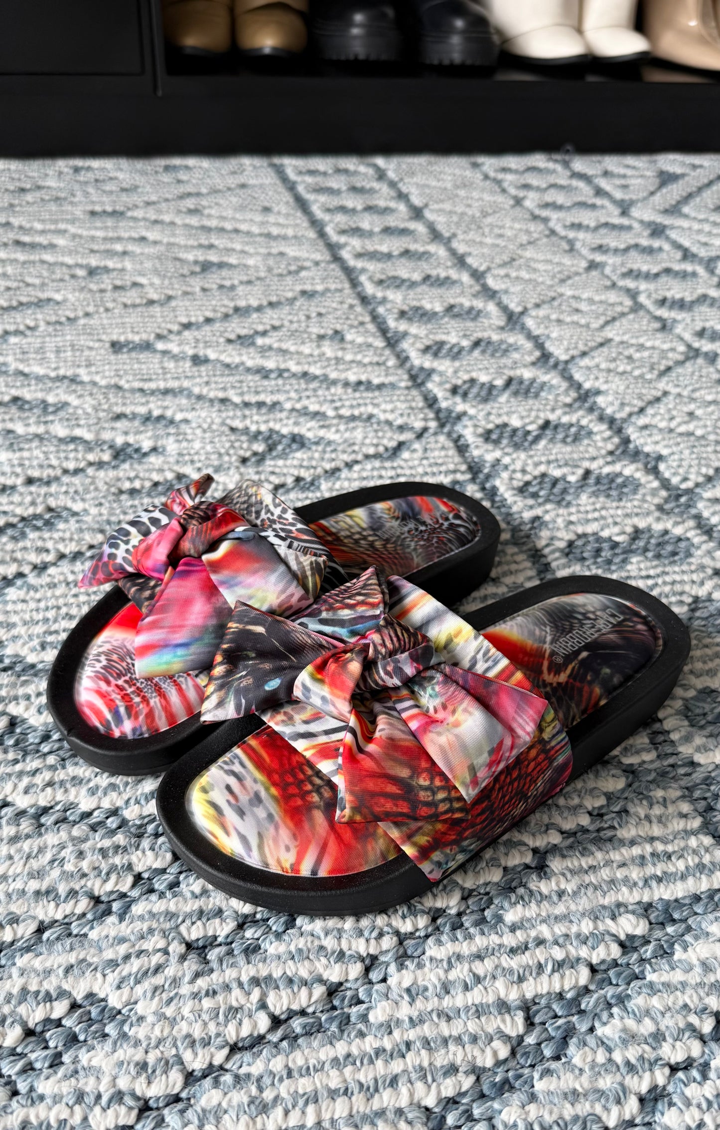 A sandalia satin moño magenta