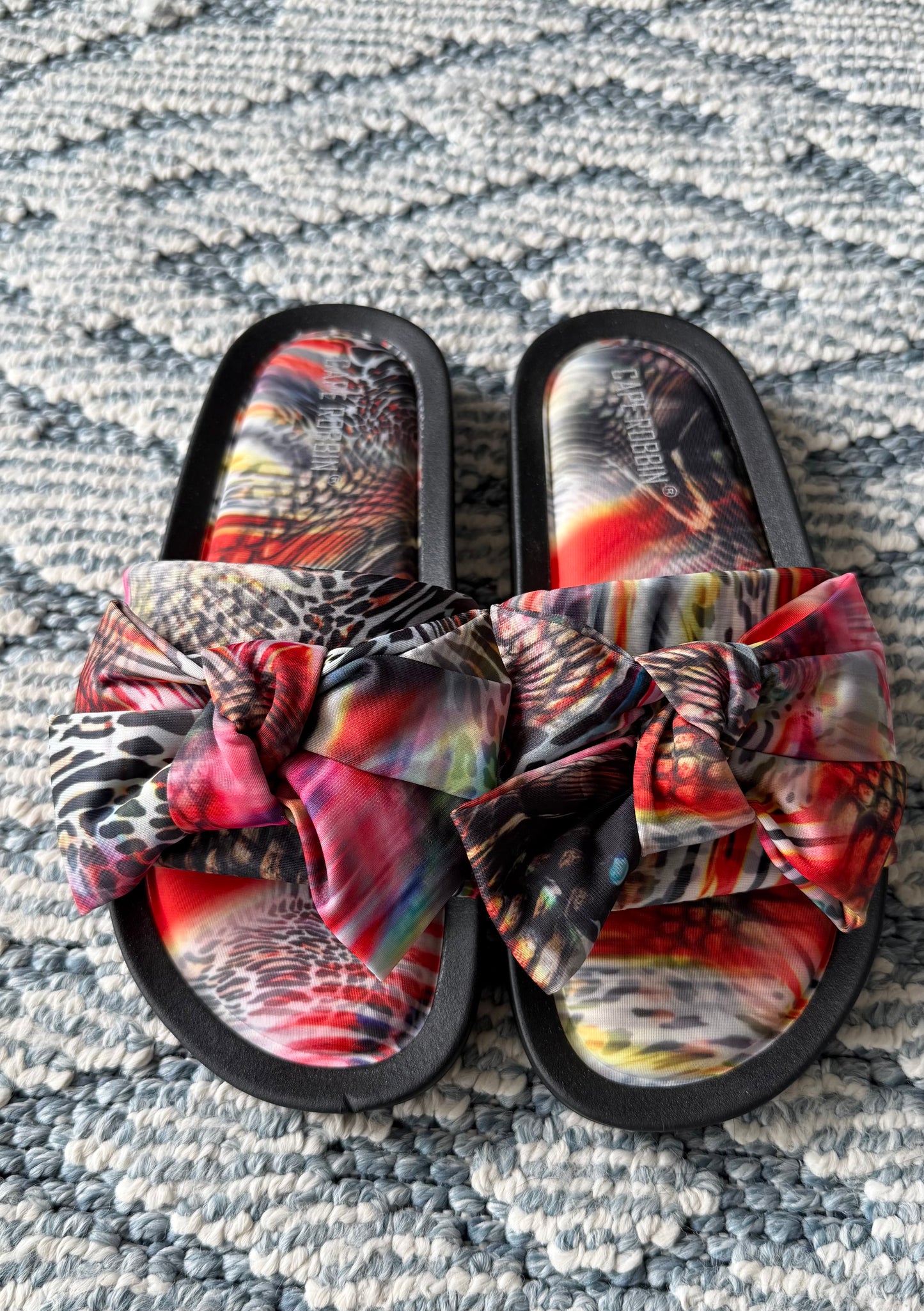 A sandalia satin moño magenta
