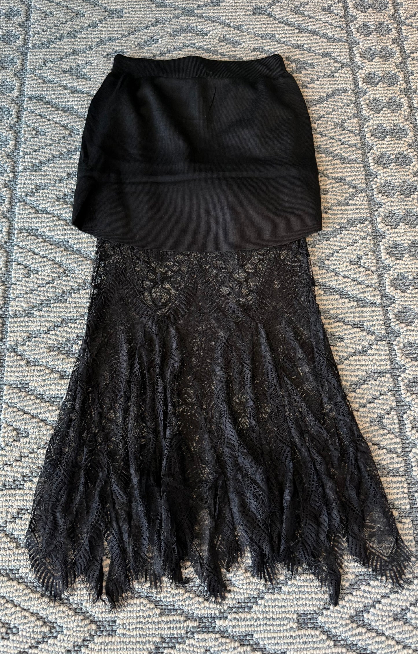 Falda encaje y tejido negra
