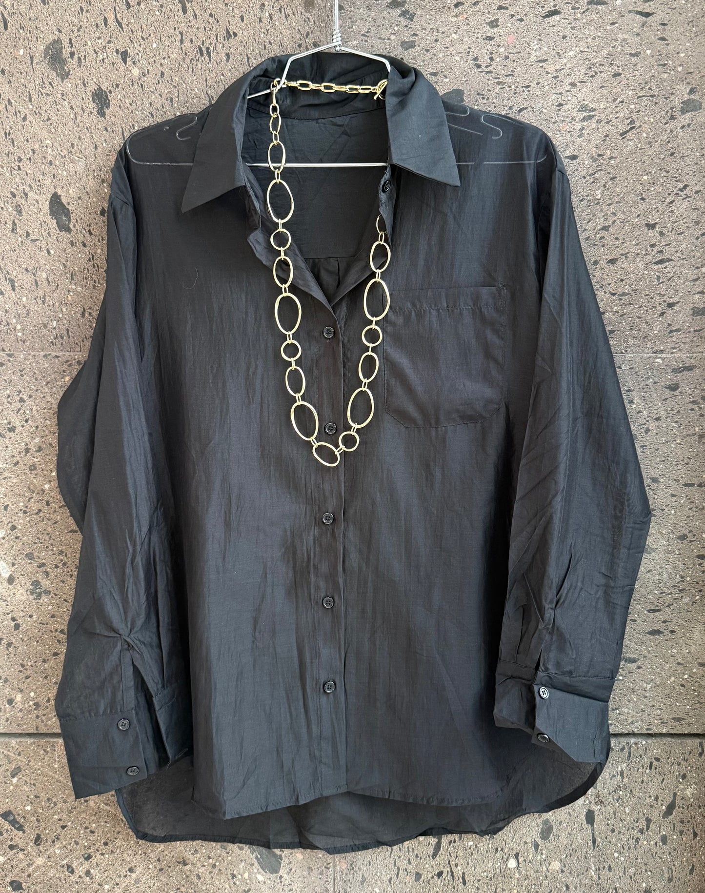 Camisa transparente con top negro