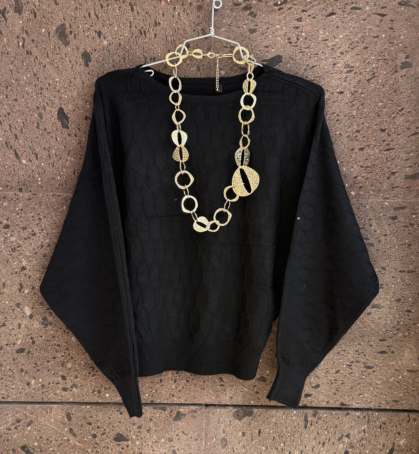 Sweter hombro caído negro