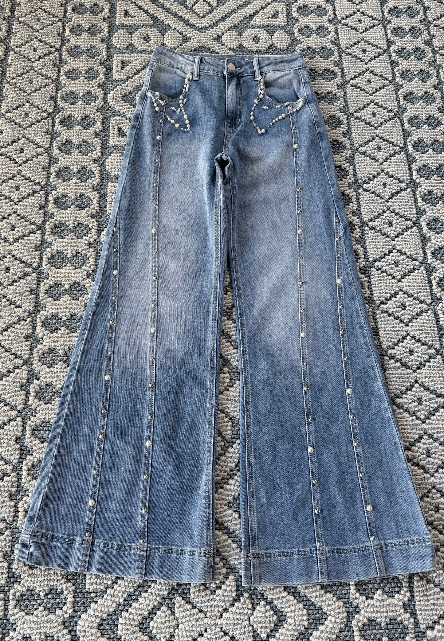Jeans stretch perlas y estoperol costura wide