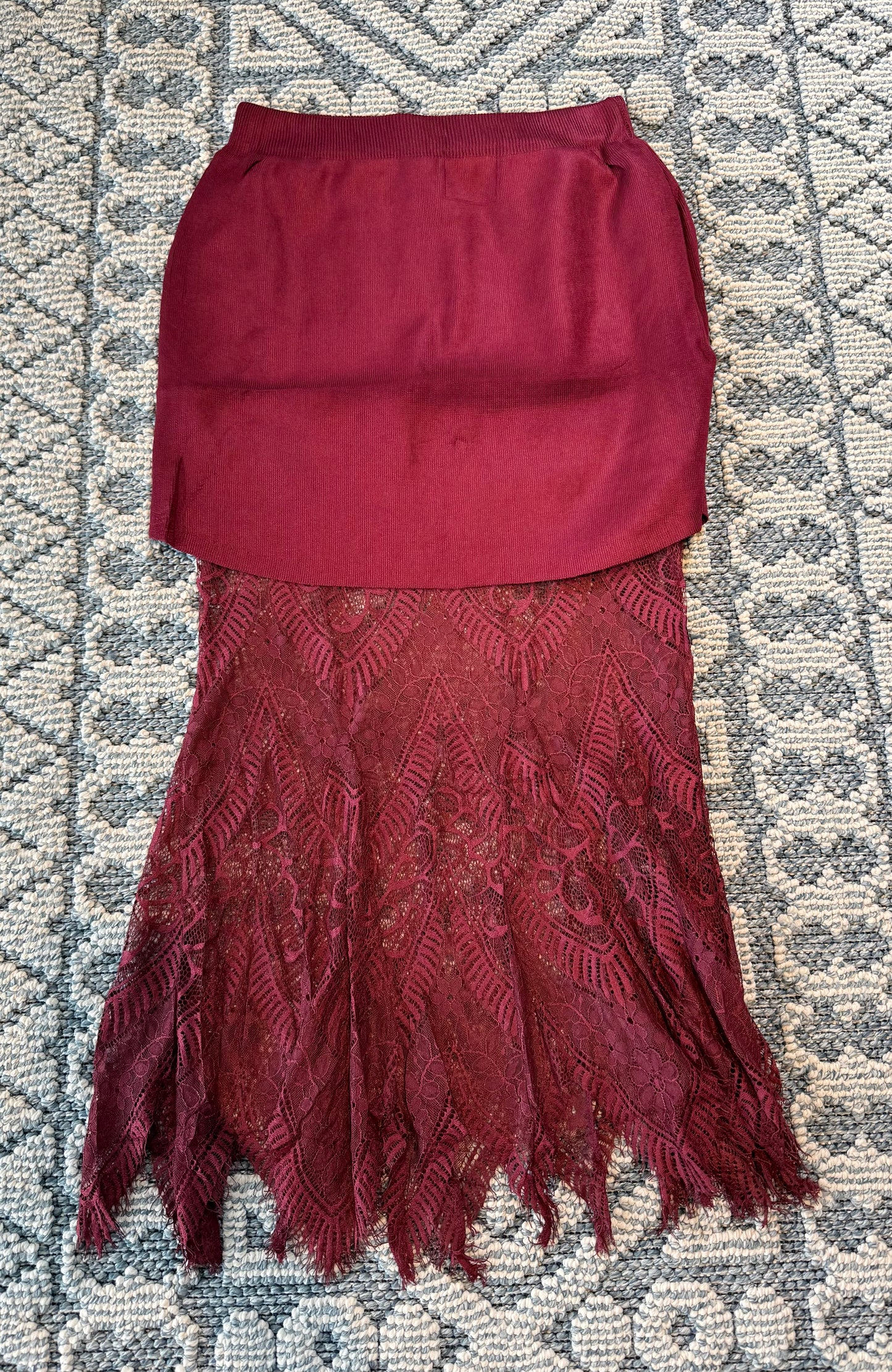 Falda encaje y tejido burgundy