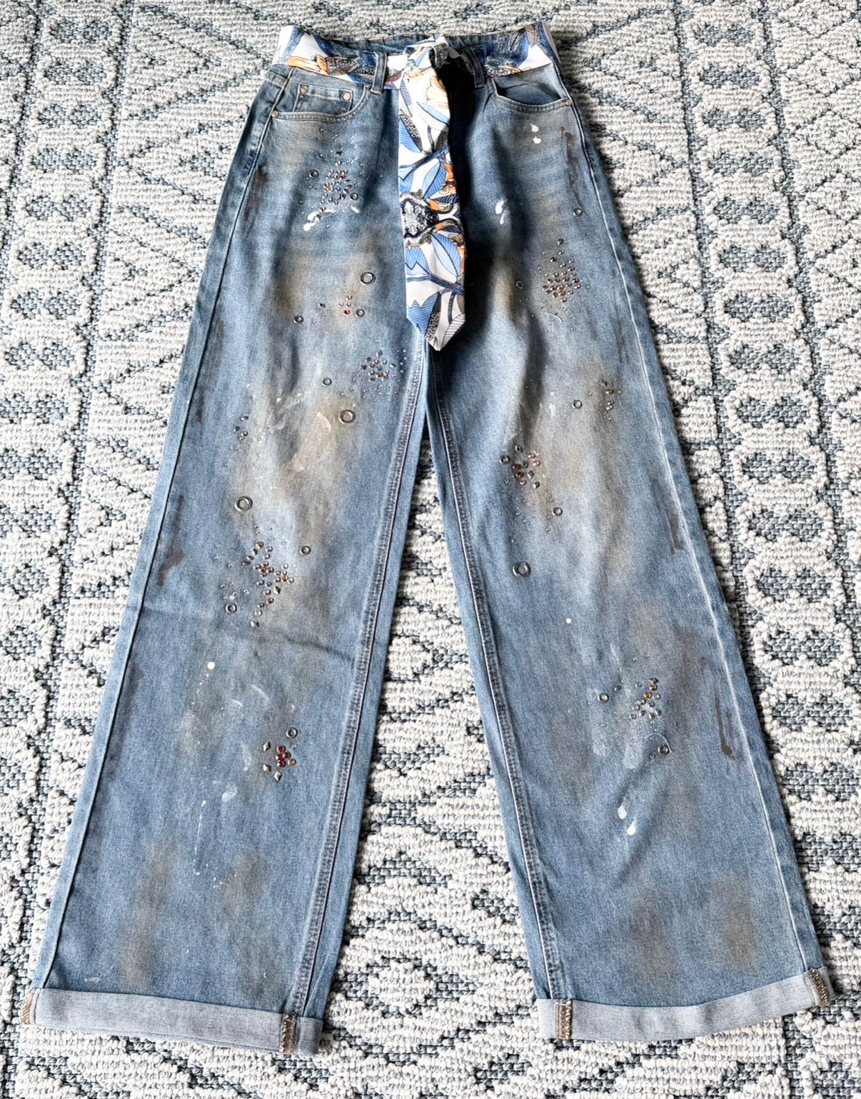 Jeans aplicación y corbata stretch