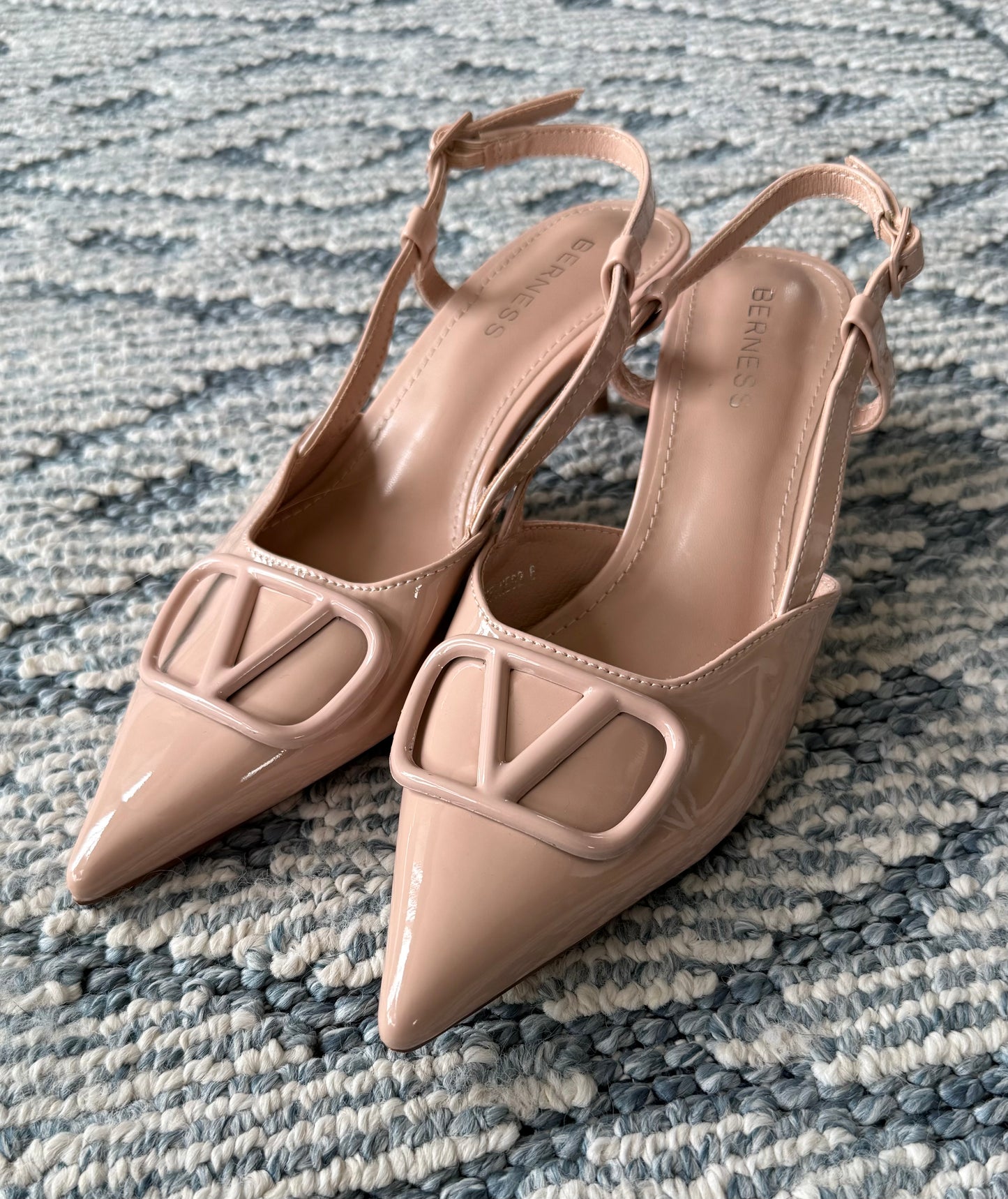 A zapato valentino nude kitten