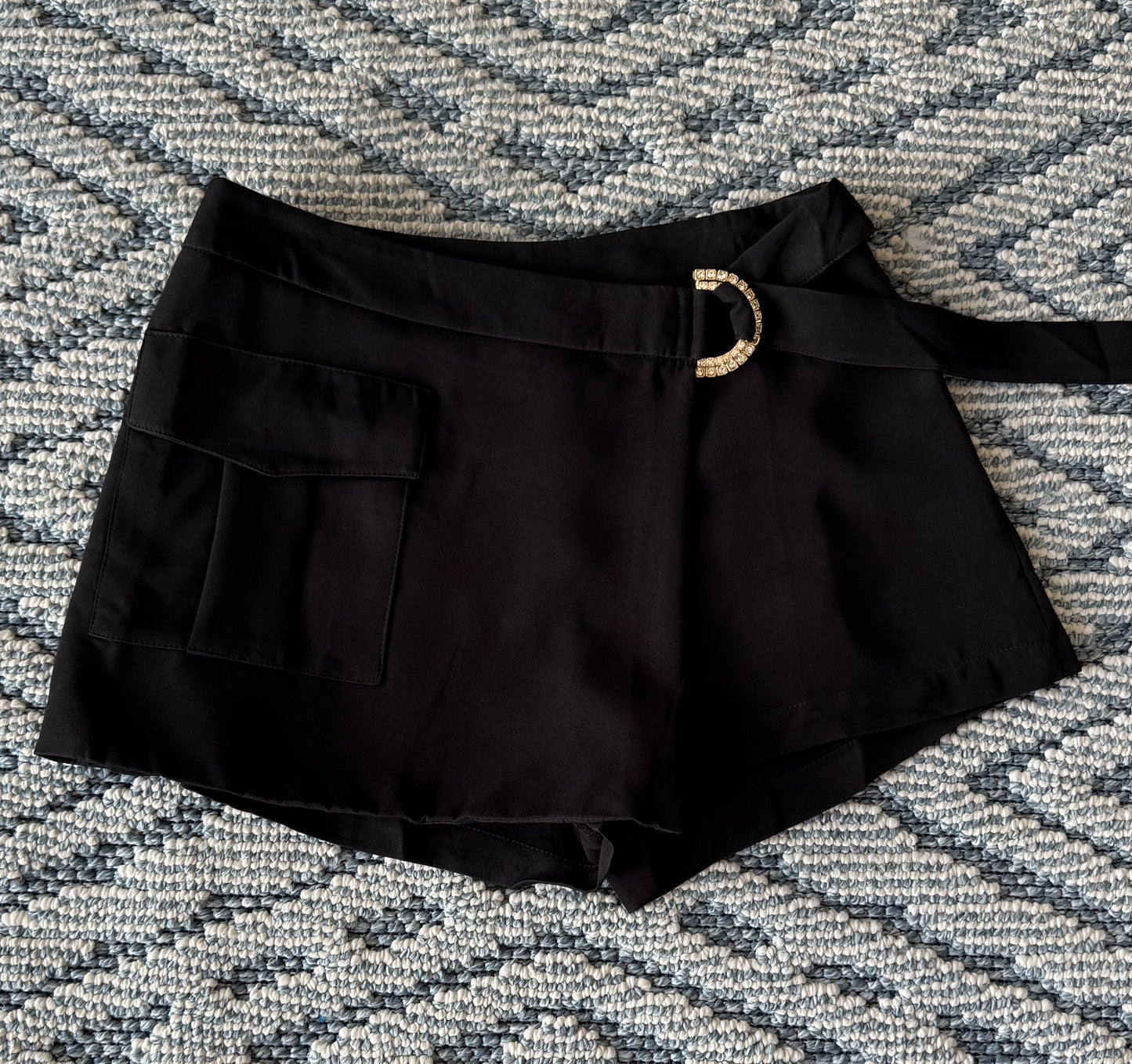 Falda short negra cruzada
