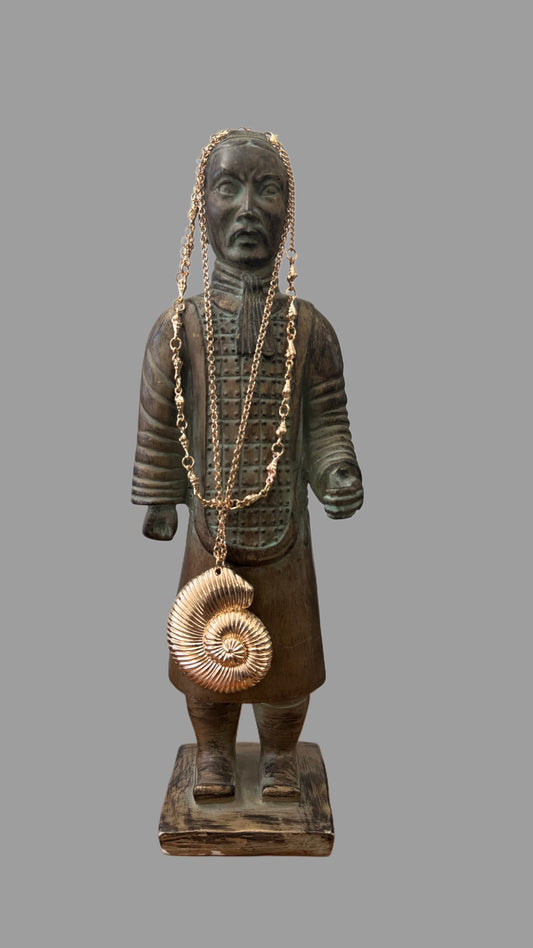 T Collar corto concha dorado