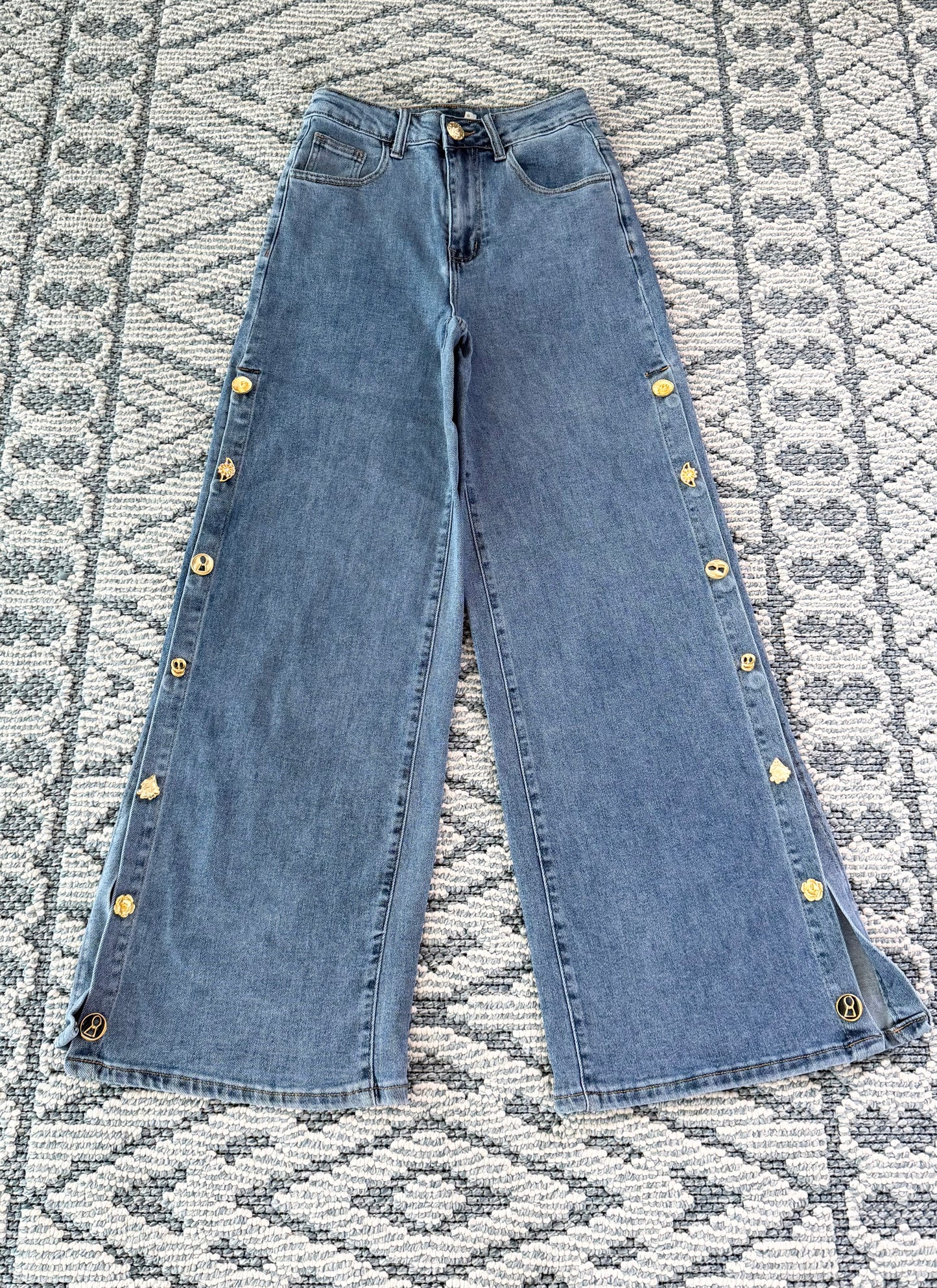 Jeans abertura y broches stretch claro