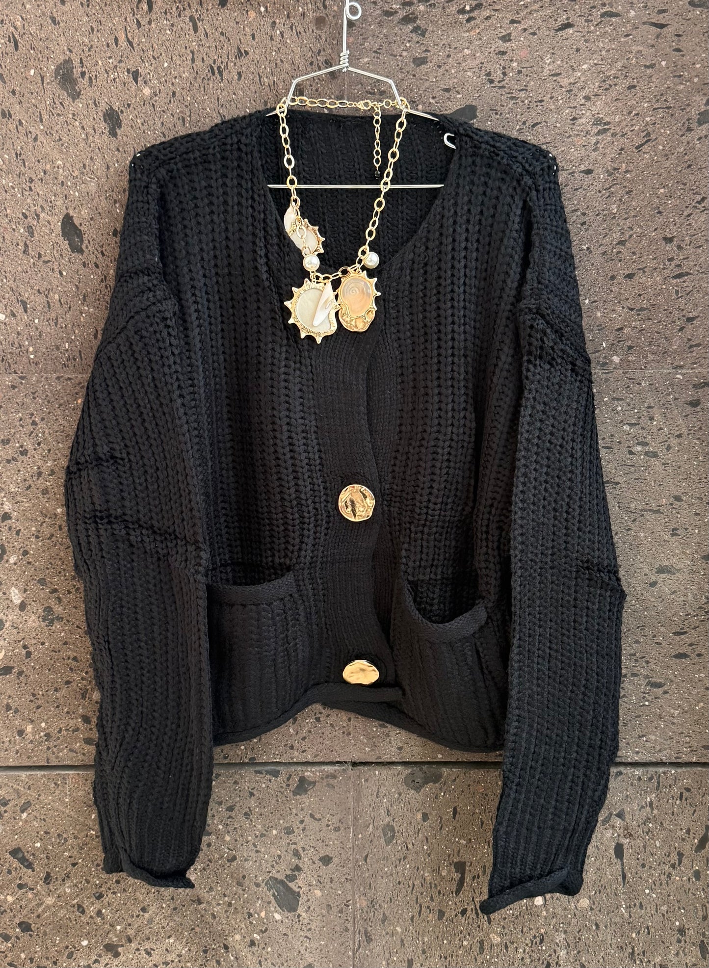 Sweter largo botón negro