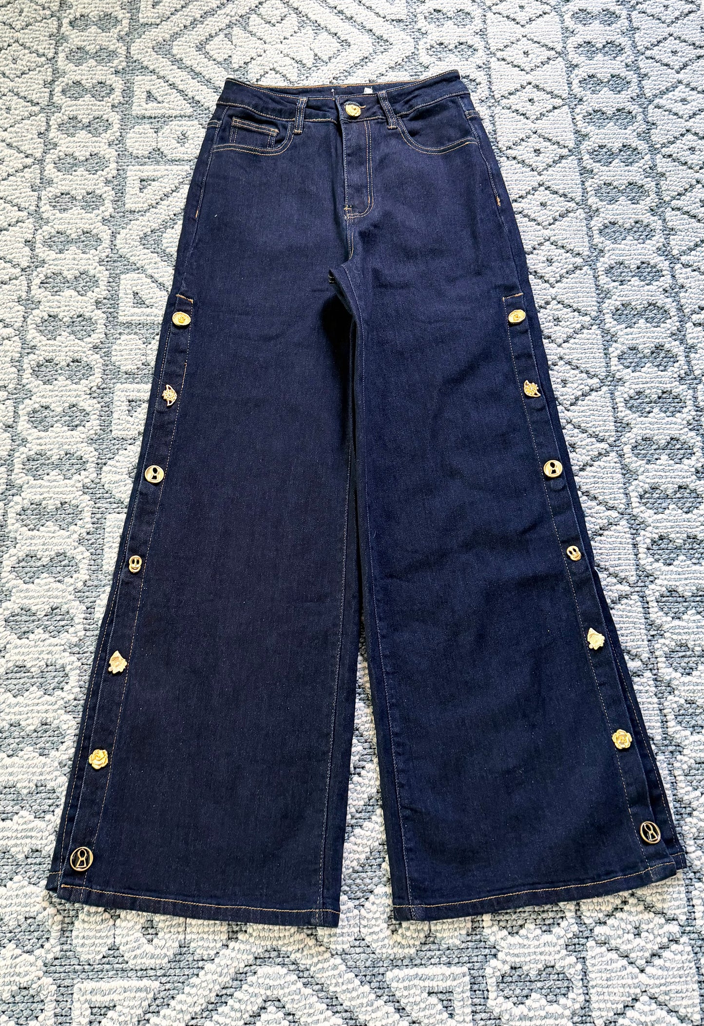 Jeans abertura y broches stetch oscuro