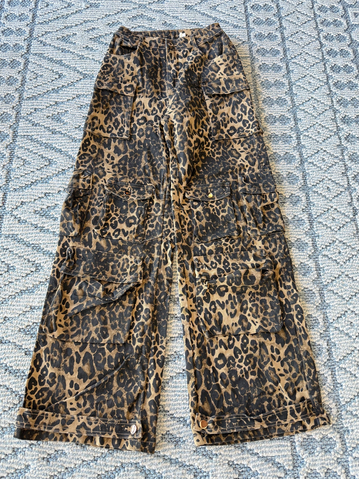 Jeans cargo leopardo