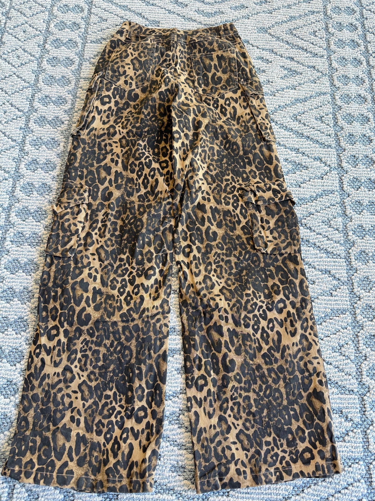 Jeans cargo leopardo